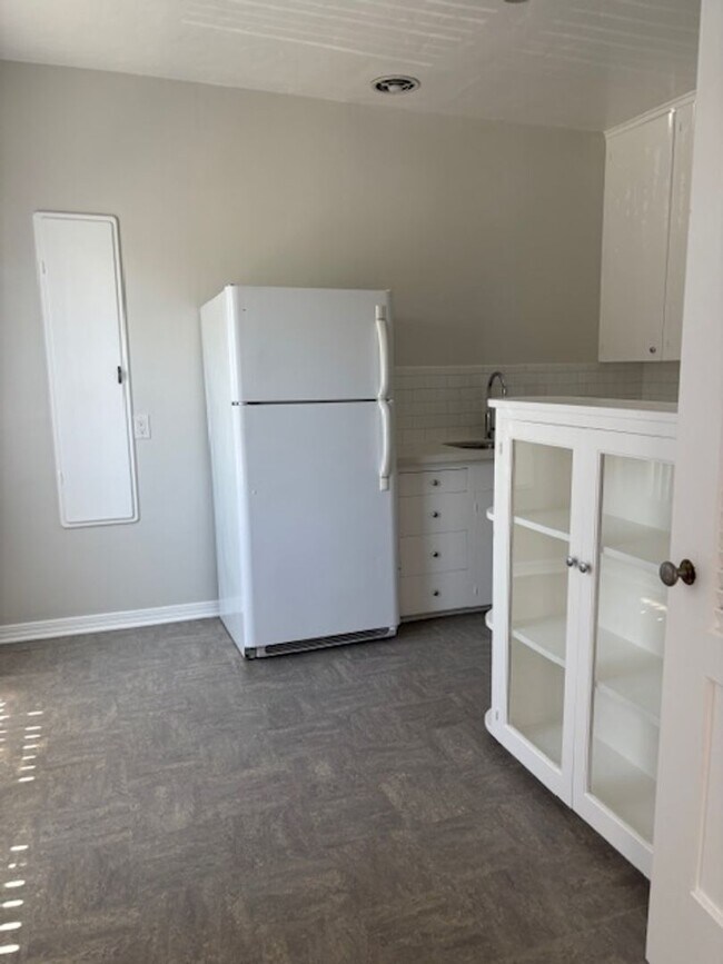 Beautiful spacious and bright apartment in the Pasadena Area, Pasadena, CA 91101 - photo 3
