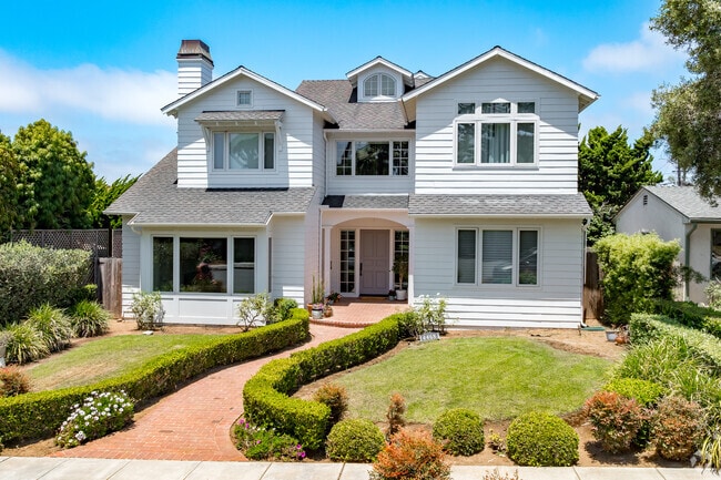 Homes in Point Loma Heights enjoy ocean views.