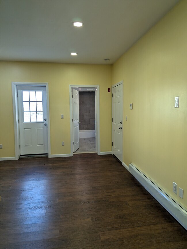 135 Montgomery Ave unit 2nd FL, Staten Island, NY 10301 - photo 4