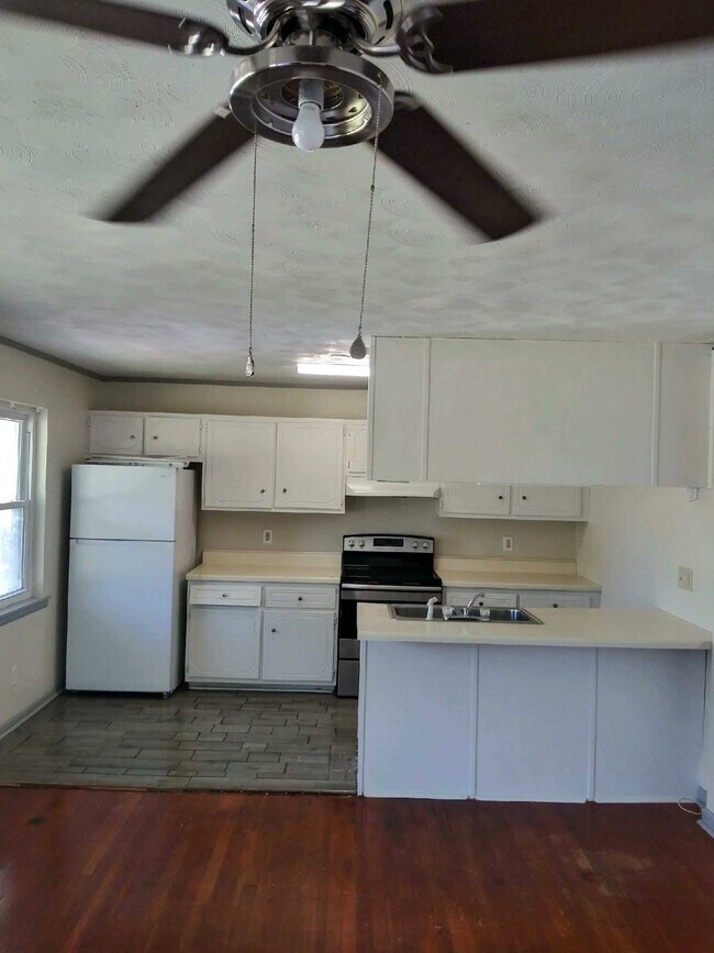 309 Tedford St unit 309 Tedford St Apt A, Tupelo, MS 38801 - photo 6