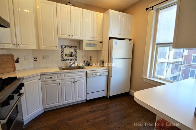 141 Beaconsfield Rd unit 5, Brookline, MA 02445 - photo 3