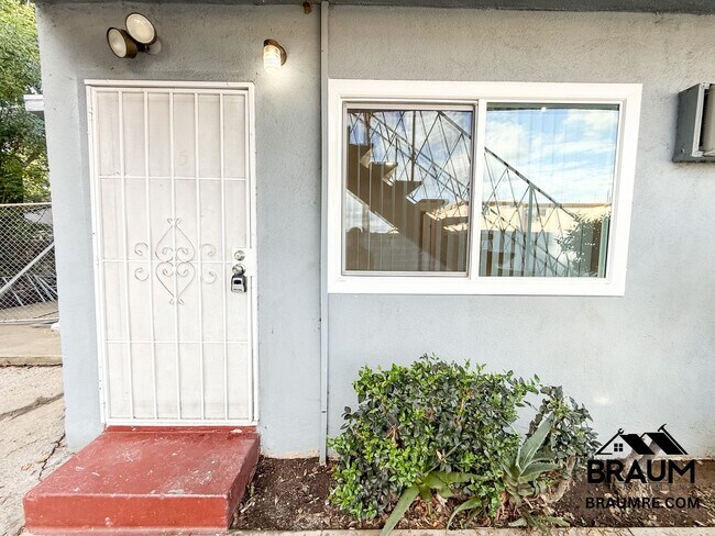 15546 Vanowen St unit 5, Van Nuys, CA 91406 - photo 2