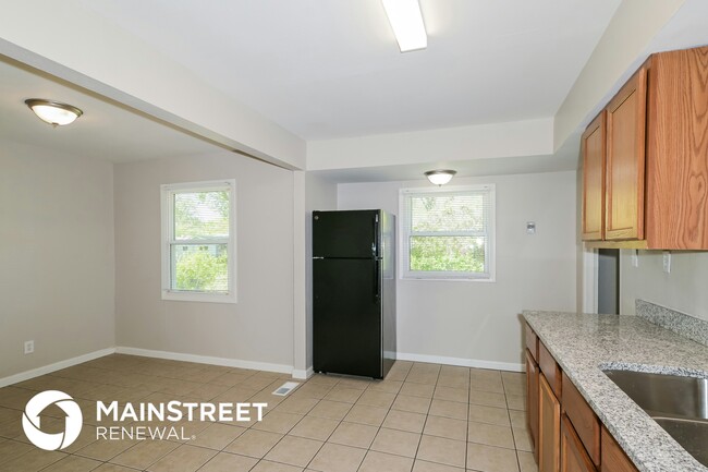 10117 Crown Point Dr, Saint Louis, MO 63136 - photo 5