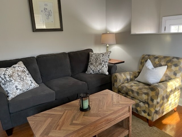 Carriage House - Comfortable seating w/lift table