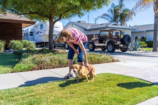 Palm‑lined streets set an easy pace around Riverdale.