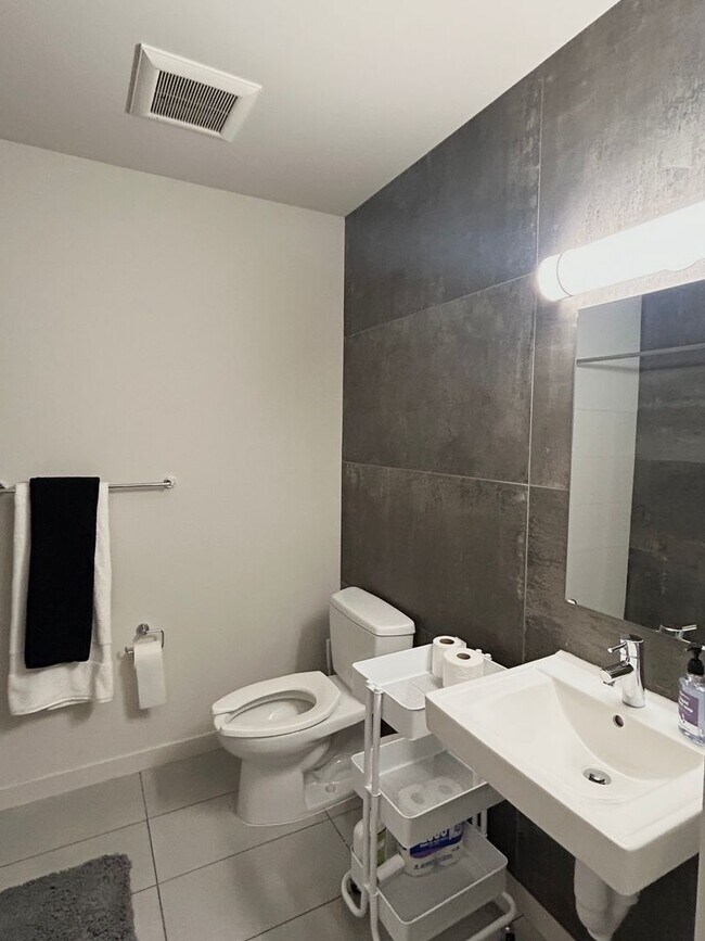 741 Harvard Modern studios with w/d in unit!, Seattle, WA 98102 - photo 5