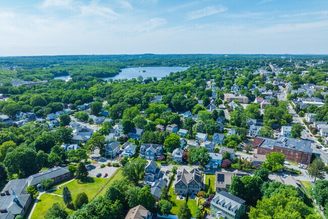 North Main sits within a close proximity to various parks and natural green spaces like Horn Pond.