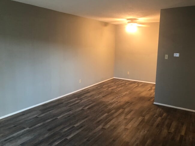 2325 SW Briarwood Plaza unit 205E, Topeka, KS 66611 - photo 3