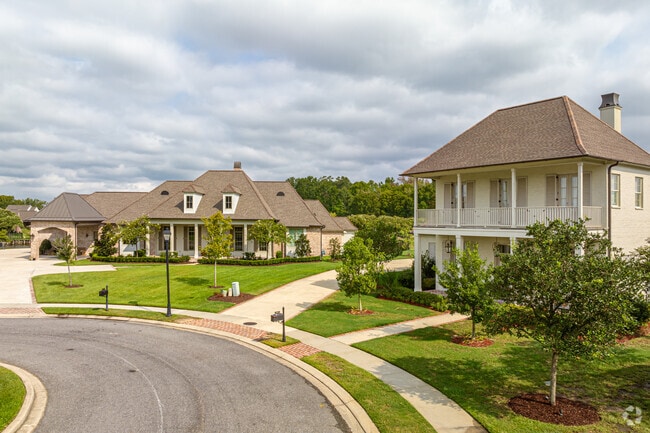 Homes of differing sizes can be found in Gardere.