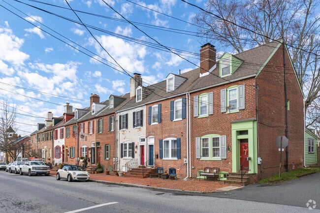 Historical rowhomes can be found throughout the New Castle neighborhood.
