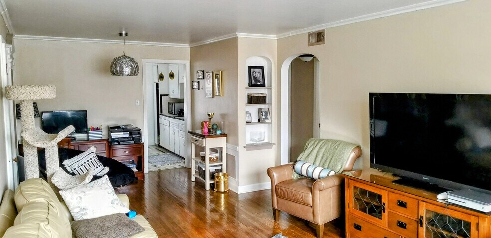 2206 E Locust St unit 2120, Milwaukee, WI 53211 - photo 1