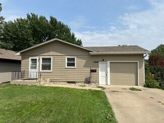 2208 S Hawthorne Ave, Sioux Falls, SD 57105