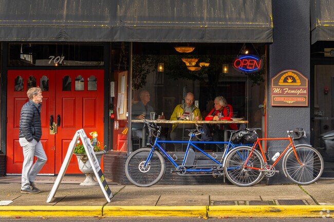Cyclists stop for lunch at Mi Famiglia Wood Oven Pizzeria in Dowtown Oregon City.