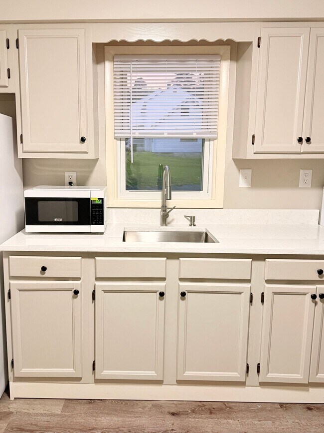 Pet-friendly Apartments for Rent in Hartford, VT!, White River Junction, VT 05001 - photo 3