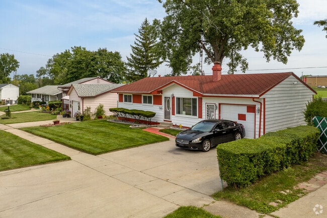 Split-level and Ranch homes are plentiful in Beecher.