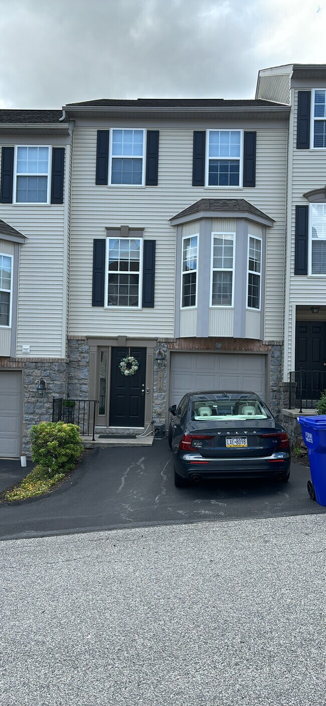 2710 Equestrian Dr Unit 2710, York, PA 17402