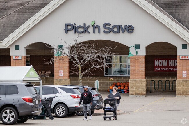 Country Grove residents can choose among a variety of grocery stores.