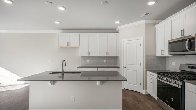 1694 Hallview Ct, Kernersville, NC 27284 - photo 3