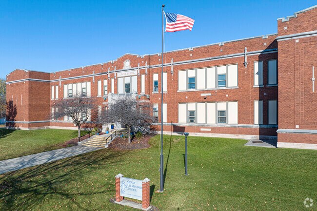 Grant Elementary School challenges your children to learn in Harbor Side.