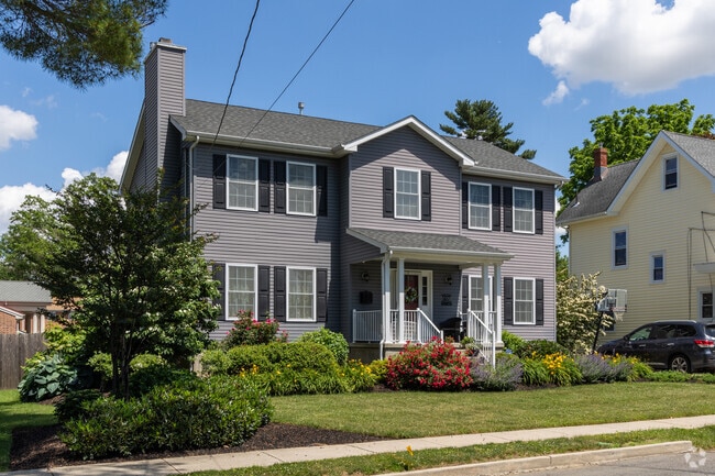 You can find nice sized Colonial homes in Bordentown.