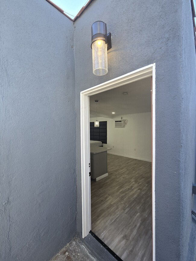 1943 Claudina Ave unit Back house, Los Angeles, CA 90016 - photo 3