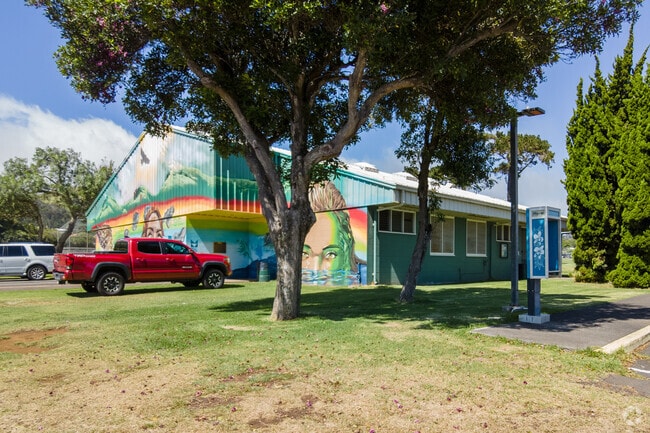 The Community Center at Waimea Park offers several indoor activities.