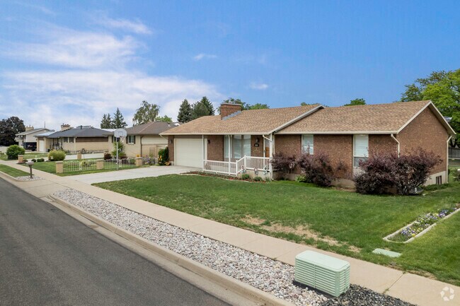 Homes with nice front yards in Washington Terrace.