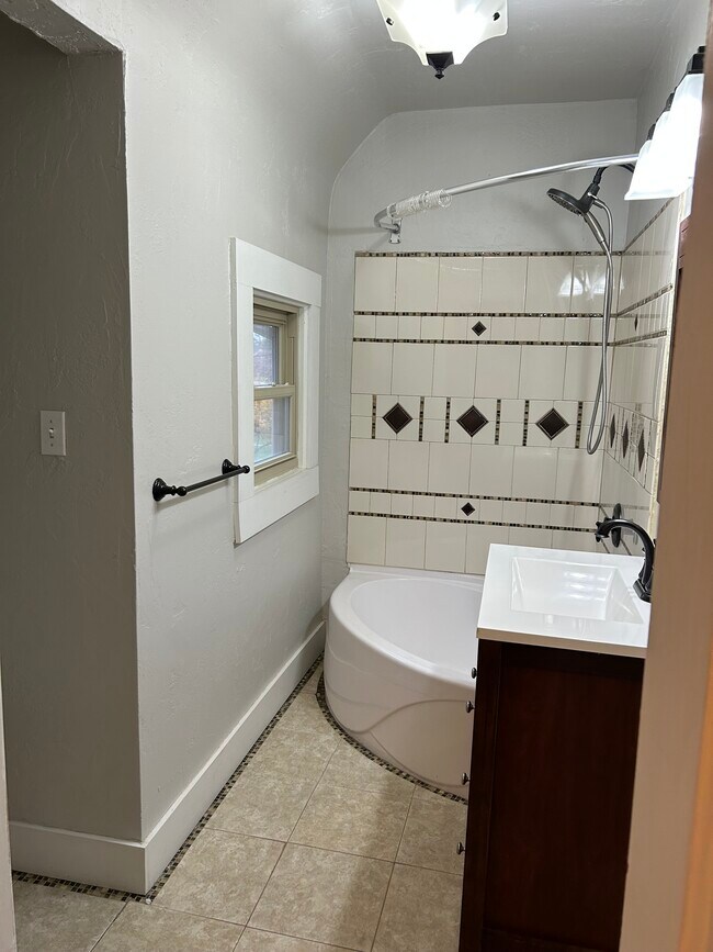 417 Nicolet Blvd unit Lower, Neenah, WI 54956 - photo 4