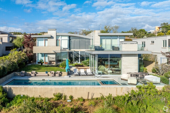 Larger homes that sit along the cliffs in Top of the World can feature a pool that basks in panoramic ocean views.