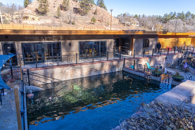 Moccasin Springs features a pool house and scenic surroundings in Hot Springs.