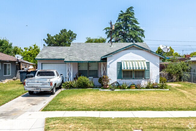 A beautiful white single-family home in the charming neighborhood of Carvedale.