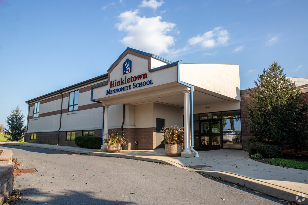 Hinkletown Mennonite School provides education in the neighborhood of 
Ephrata