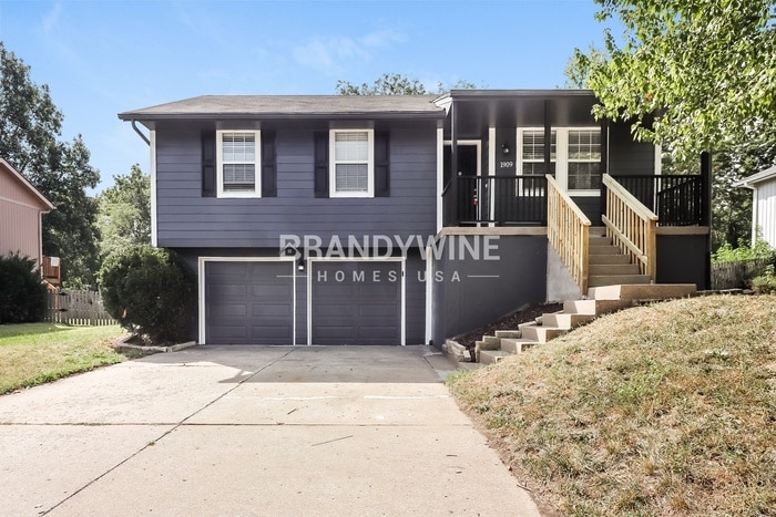 1909 NE Mckee Ln, Lees Summit, MO 64086 - photo 1