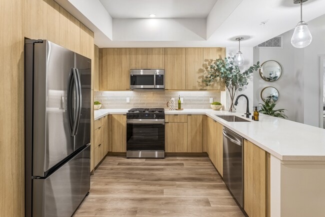 Intro, Burbank, CA 91502 - photo 3