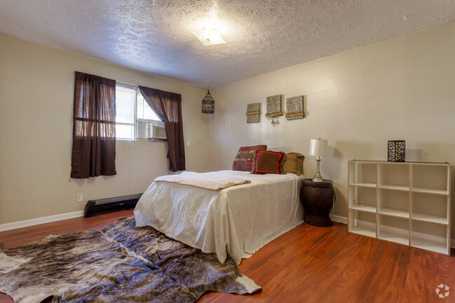 2BR, 1BA - 950 SF