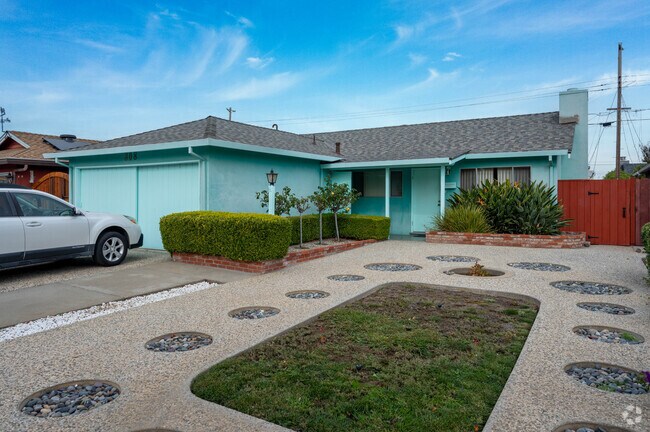 The Homeview neighborhood supports a wide variety of front yards.