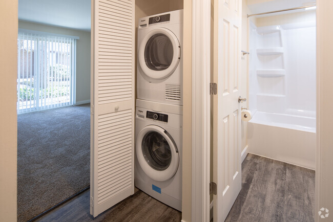 1BR, 1BA - 741SF