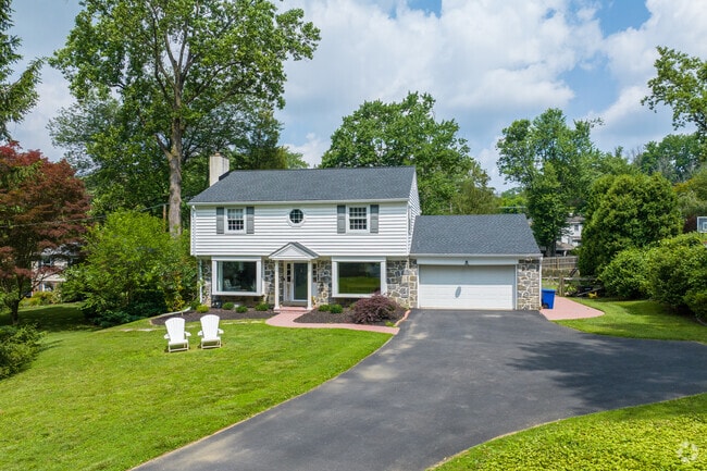 Split level homes with mixed siding and stone are found throughout Villanova.