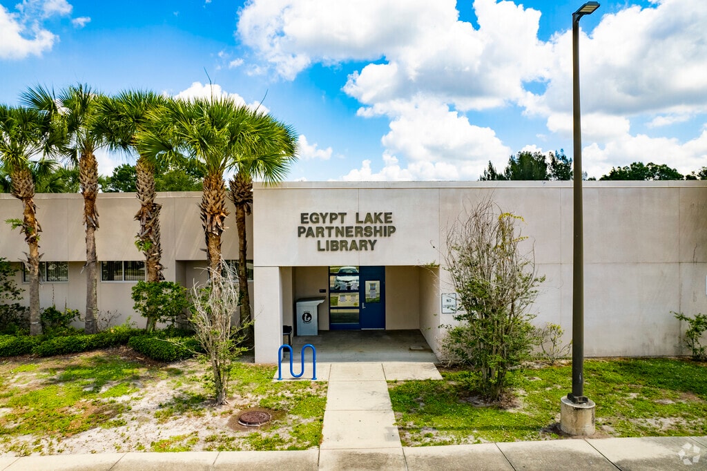 The main entrance to Egypt Lake Elementary School.