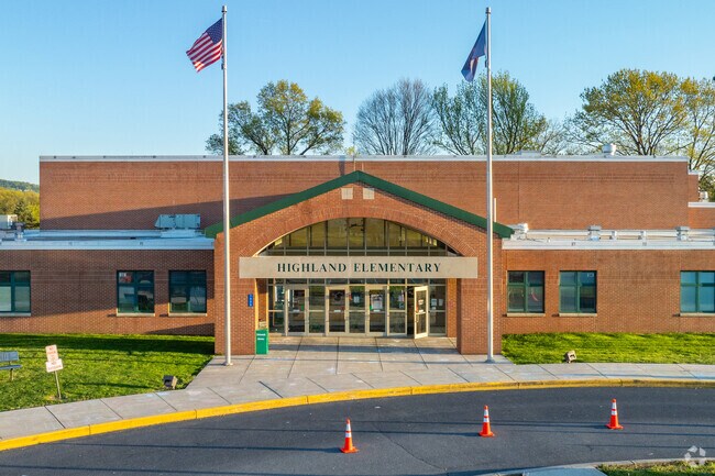 Highland Elementary has 474 students in grades K-5 with a student to teacher ratio of 16 to 1.