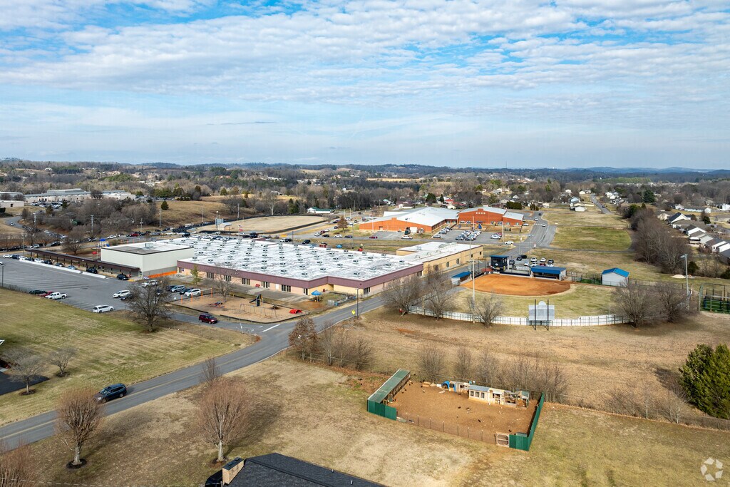 Seymour Primary School scored a 3 out of 10 from GreatSchools.