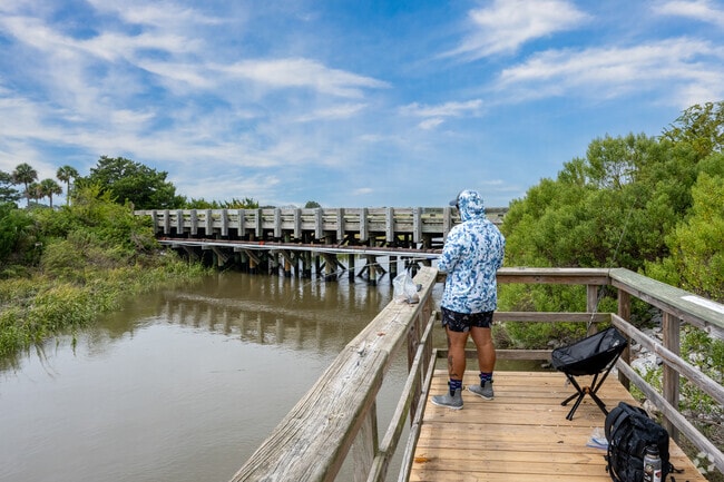 You can take the afternoon off and enjoy fishing from the pier in Harbor Island.