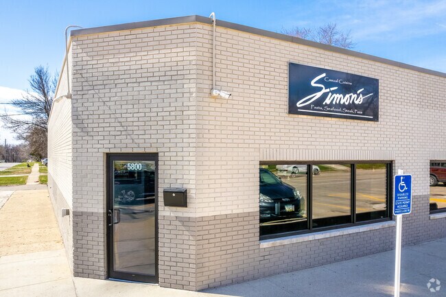 Simon’s Restaurant near Waveland Woods serves steak and live jazz in Des Moines’ Merle Hay.