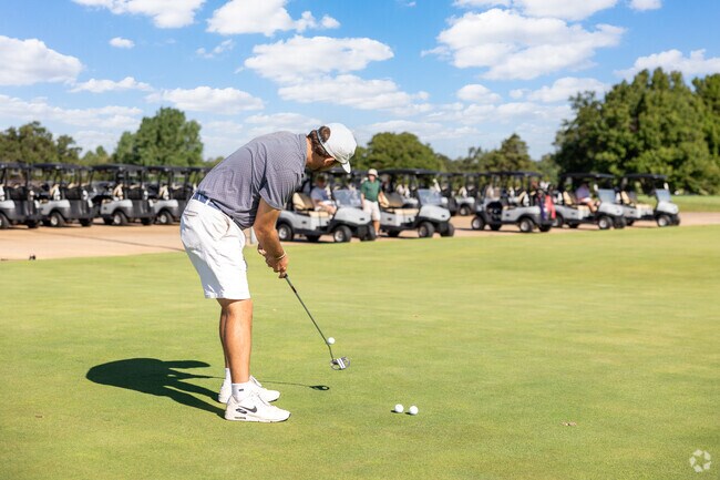 Lincoln Park Golf Course is less than a mile from Forest Park.