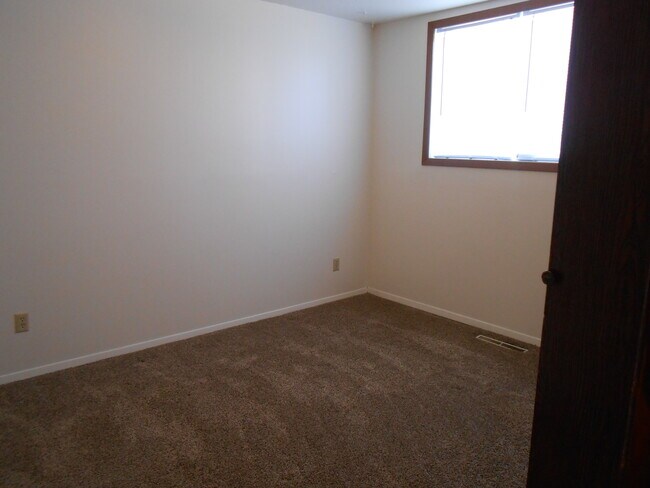 1007 13th Ave W unit 4, Williston, ND 58801 - photo 6