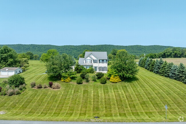 Modern homes in Saint Thomas often sit on multi-acre lots of land.