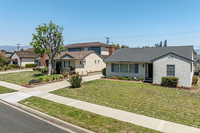 Spanish influence homes line the streets of Lindaraxa Park in Alhambra.