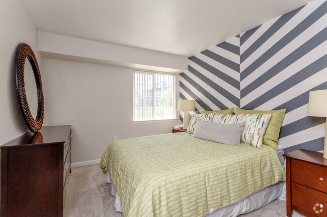 2BD, 2BA - 903 SF
