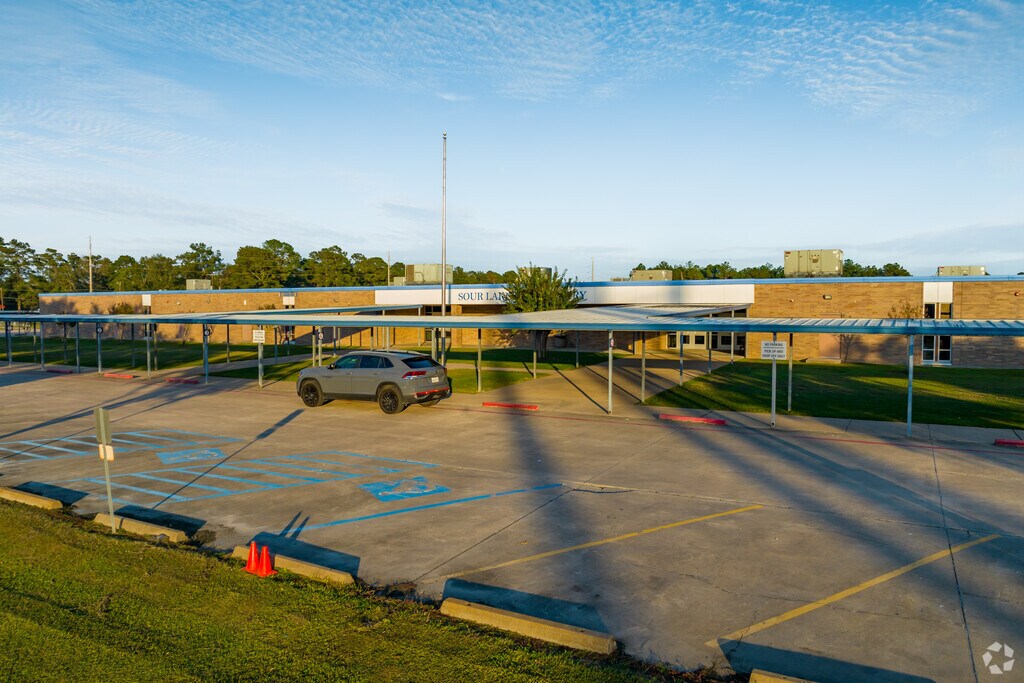 Sour Lake Elementary School has special programs like Gifted and Talented (GT) programs.