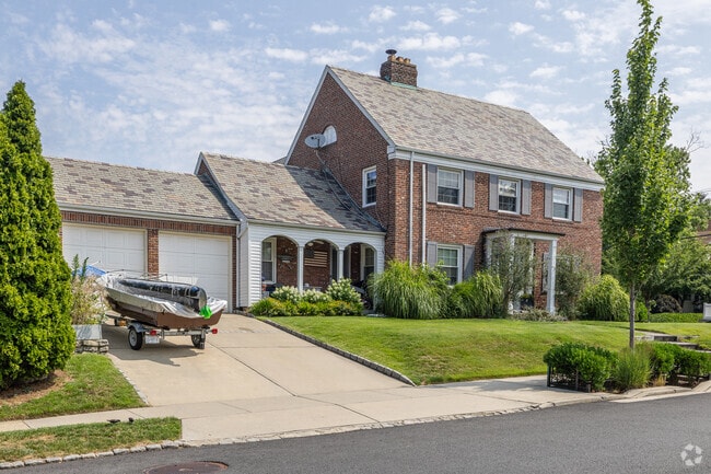 Auburndale has plenty of Colonial Revival homes with garages and yards.